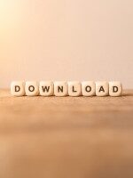 die Buchstaben des Wortes Download auf Würfeln
