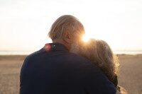 Älteres Paar am Strand bei Sonnenuntergang